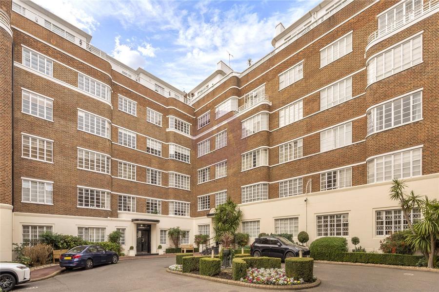2 bedroom Flat to rent in Stockleigh Hall-view1