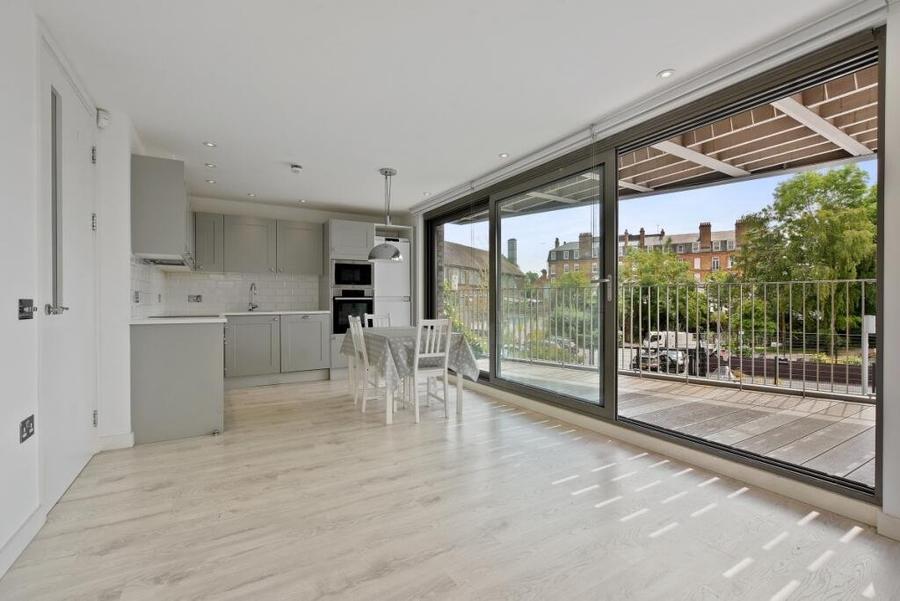 2 bedroom Flat to rent in Mill Lane-view1
