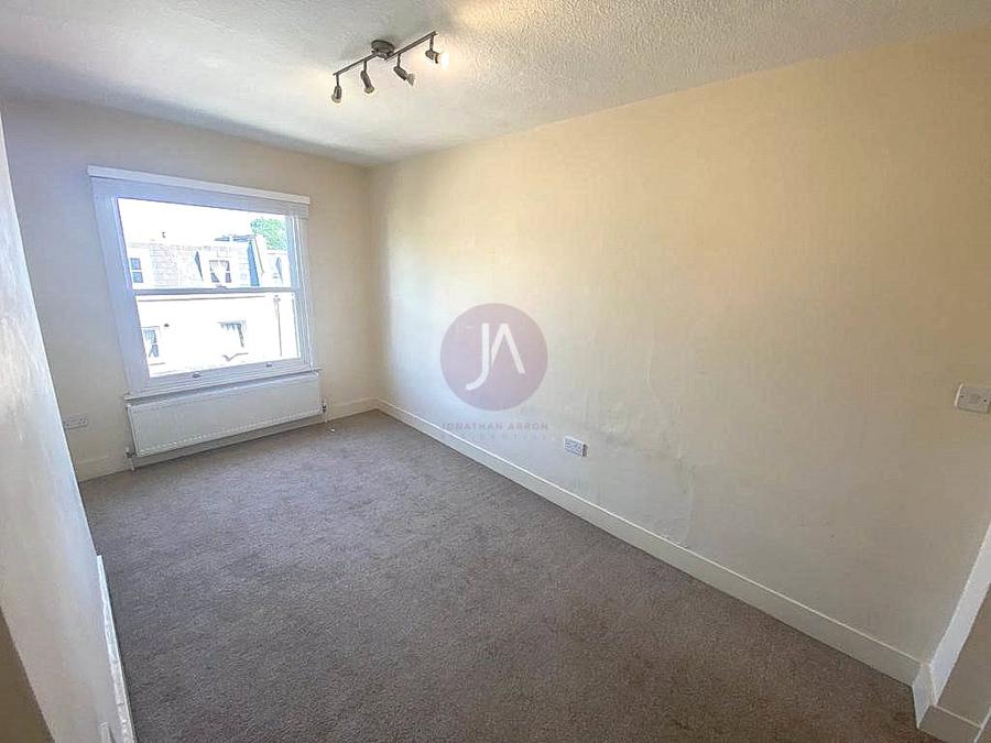 2 bedroom Flat to rent in Hornsey Road-view6