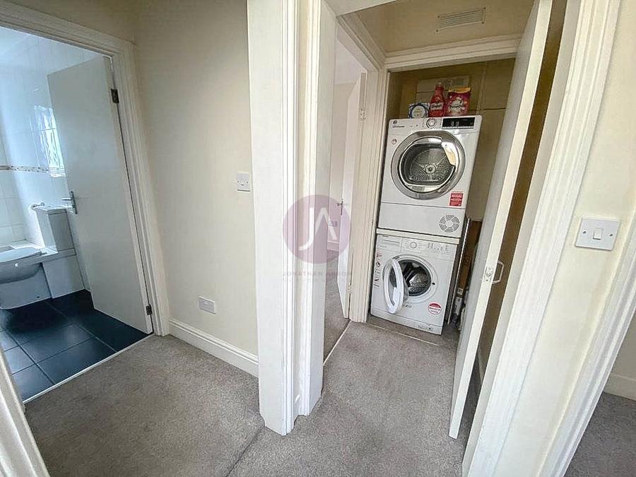 2 bedroom Flat to rent in Hornsey Road-view11