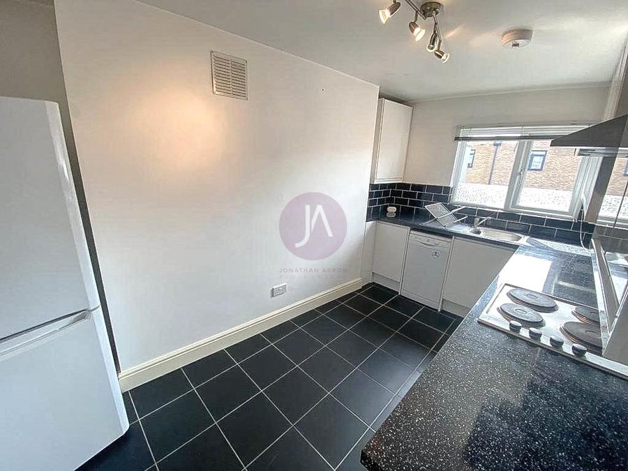2 bedroom Flat to rent in Hornsey Road-view9