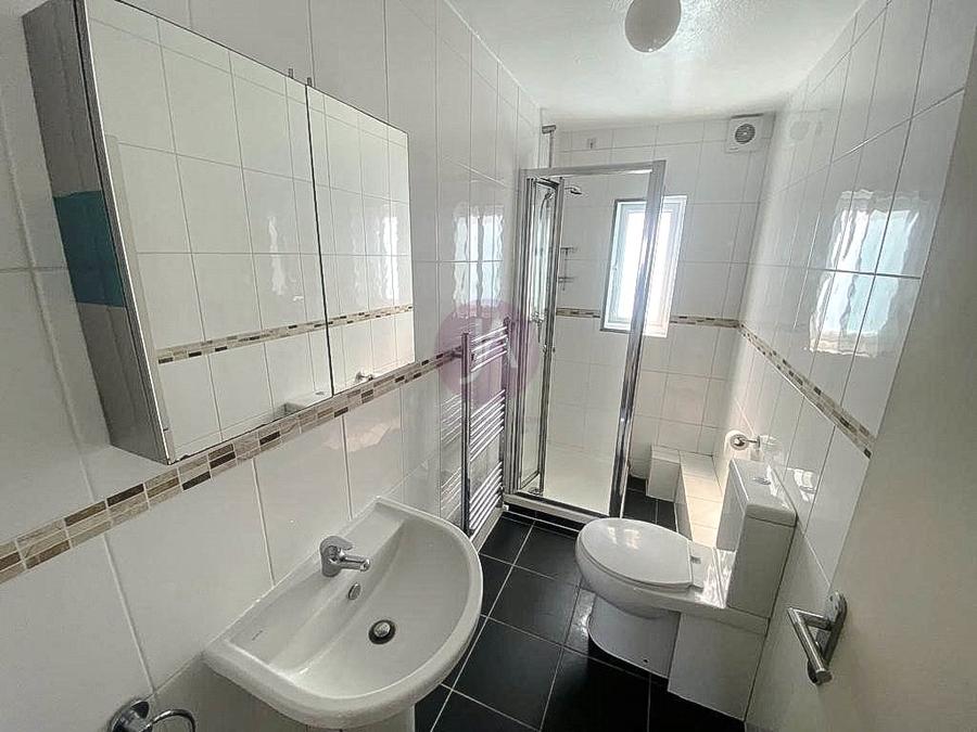 2 bedroom Flat to rent in Hornsey Road-view4