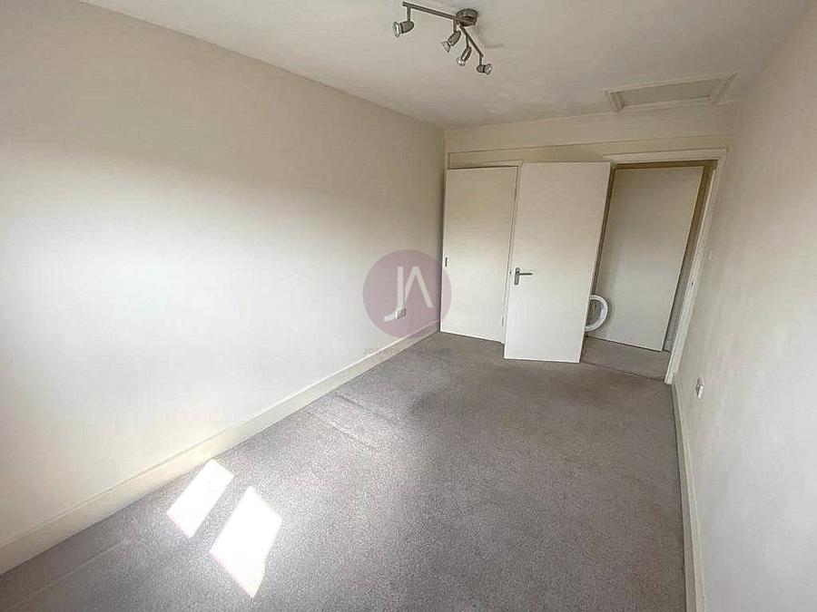 2 bedroom Flat to rent in Hornsey Road-view10