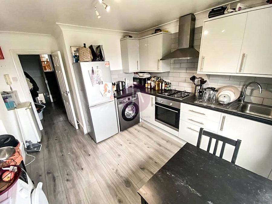 4 bedroom Flat, Maisonette to rent in Mill Lane-view7