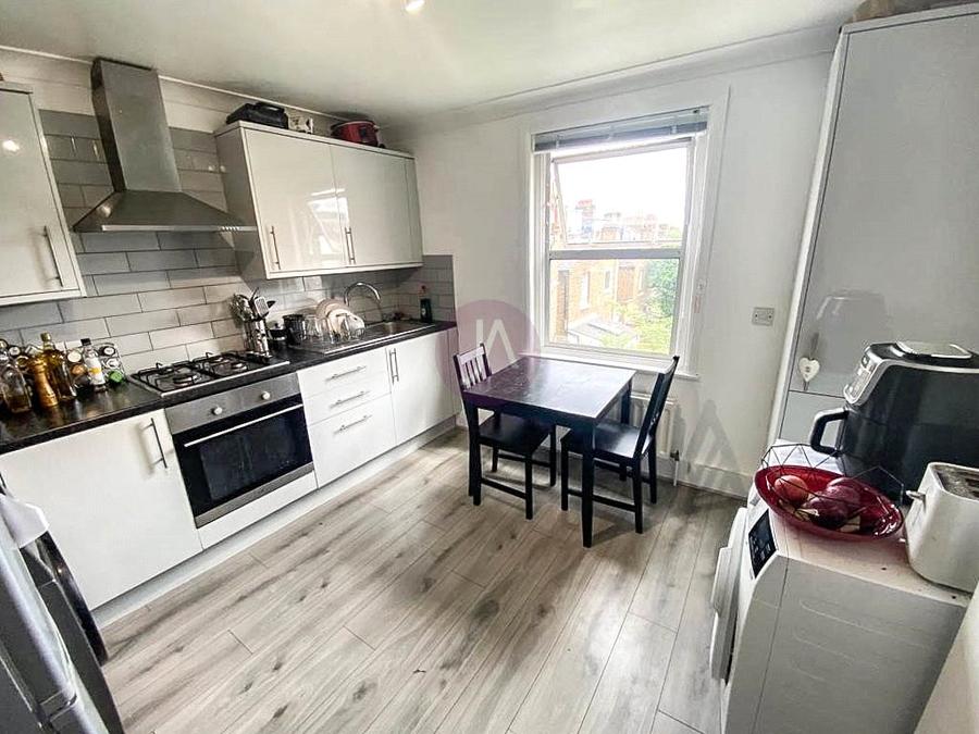 4 bedroom Flat, Maisonette to rent in Mill Lane-view4