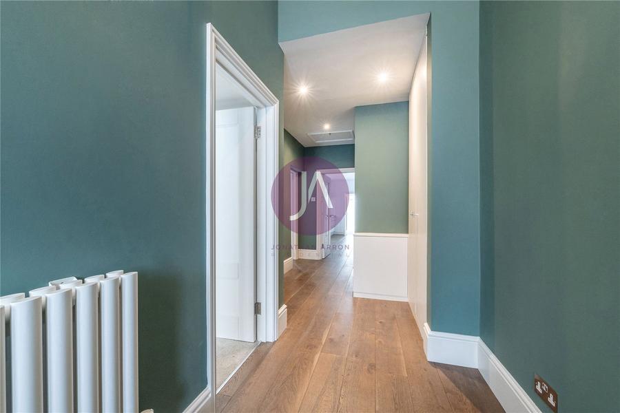 2 bedroom Flat to rent in Randolph Avenue-view9