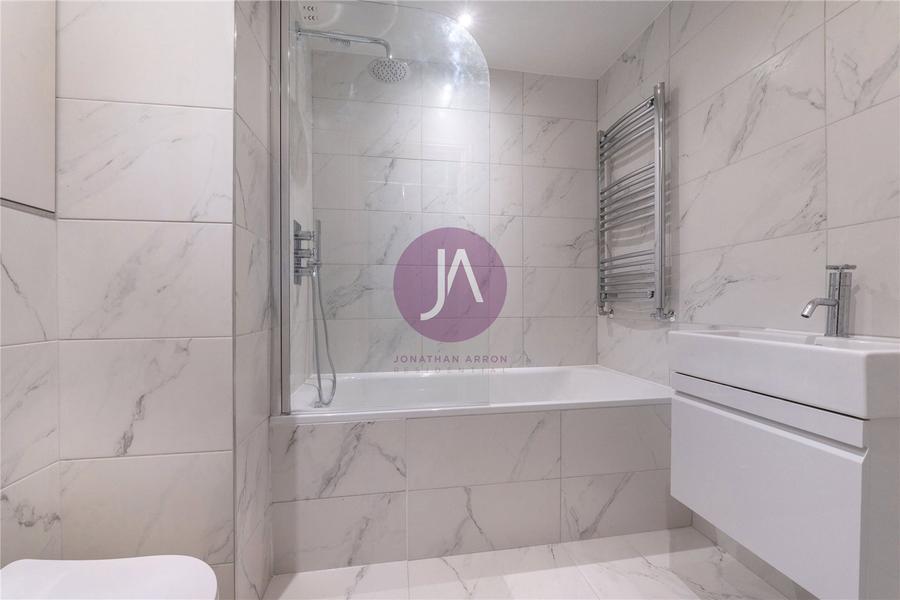 2 bedroom Flat to rent in Randolph Avenue-view5