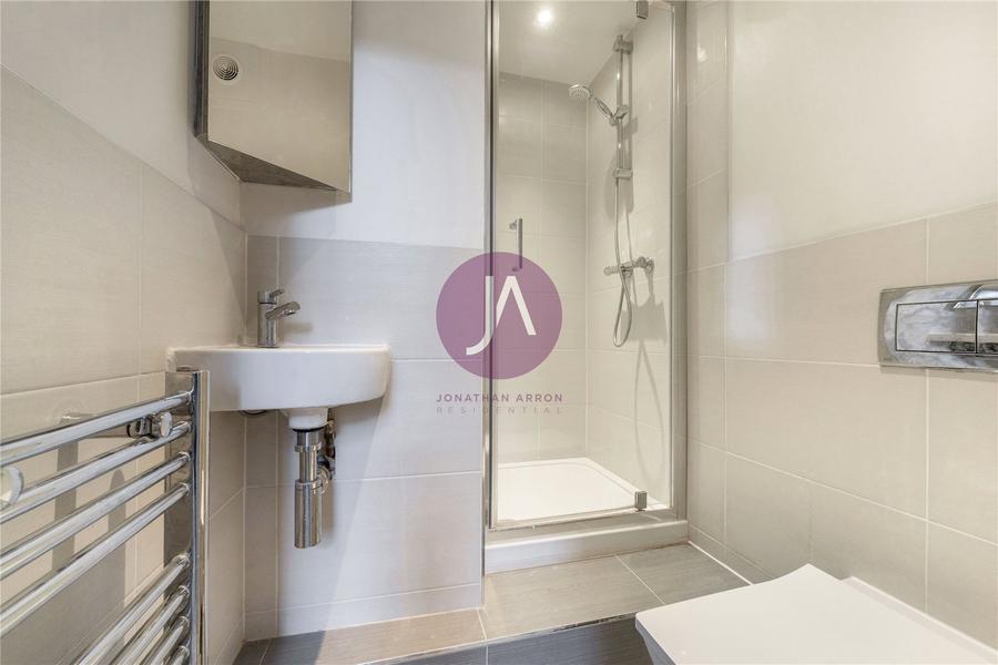 2 bedroom Flat to rent in Randolph Avenue-view8