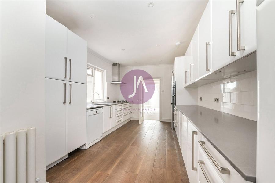 2 bedroom Flat to rent in Randolph Avenue-view3