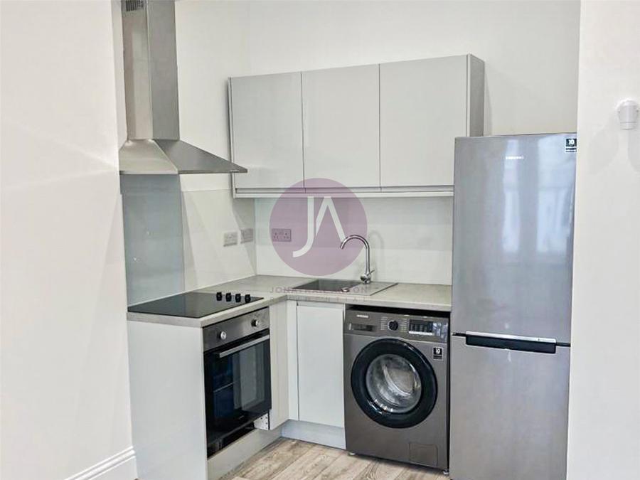 1 bedroom Flat to rent in Sinclair Gardens-view5