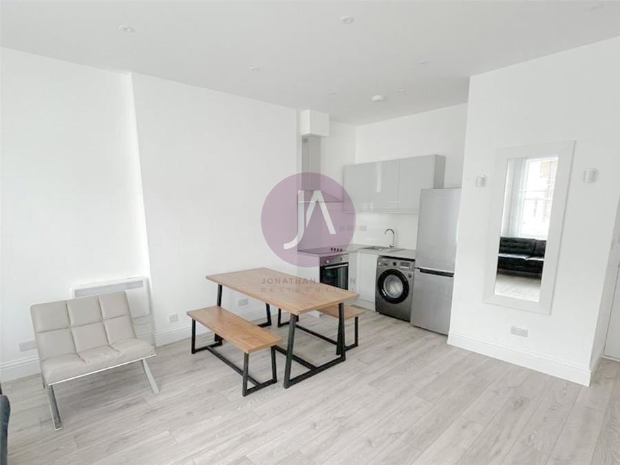1 bedroom Flat to rent in Sinclair Gardens-view1