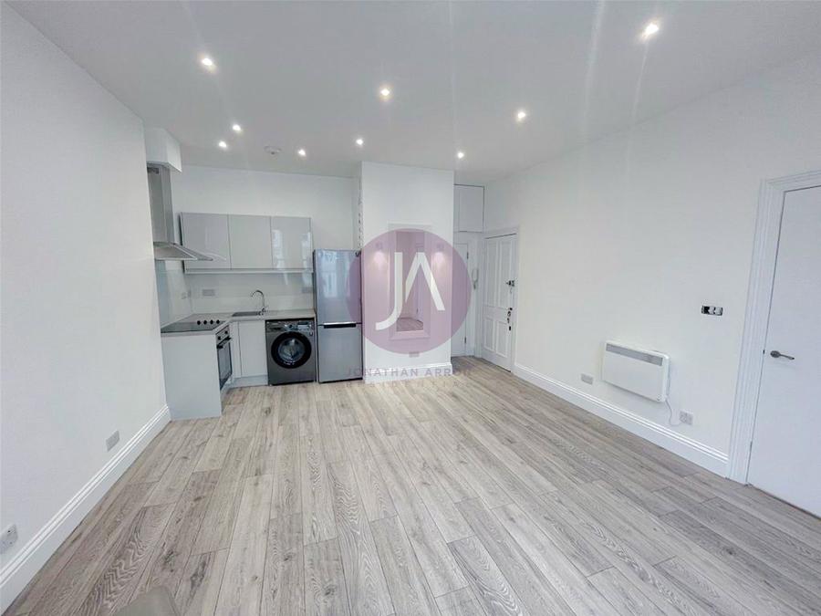 1 bedroom Flat to rent in Sinclair Gardens-view4