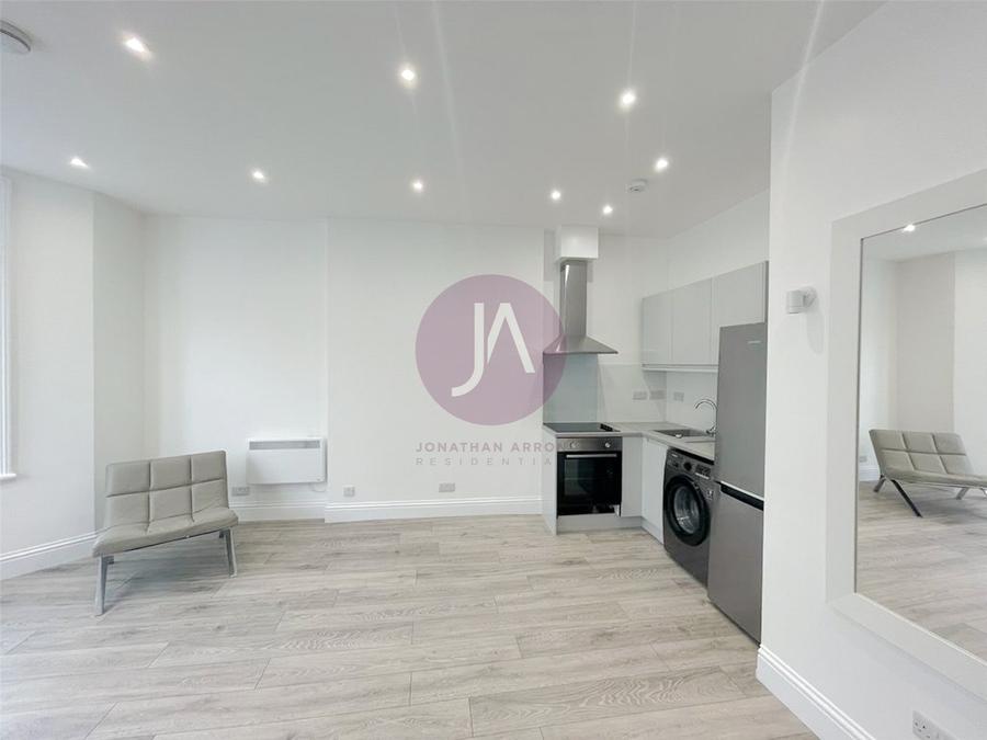 1 bedroom Flat to rent in Sinclair Gardens-view3