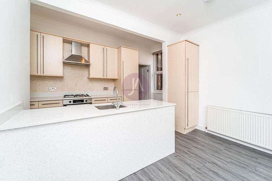 3 bedroom Flat to rent in Cromwell Place-view6