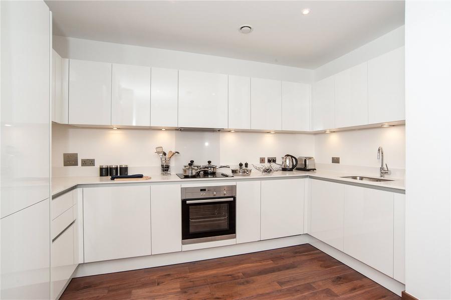 3 bedroom Flat to rent in Beaufort Court-view3