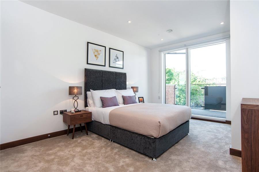 3 bedroom Flat to rent in Beaufort Court-view8