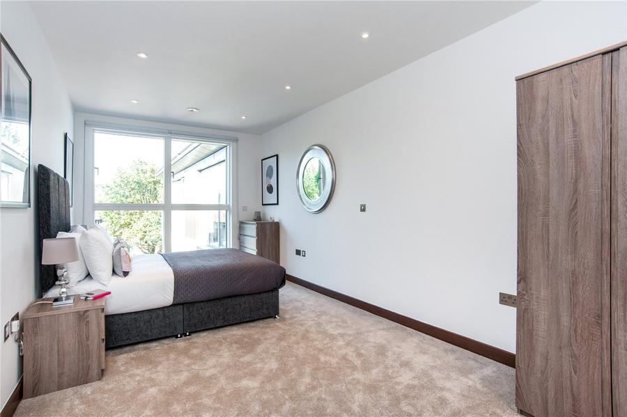 3 bedroom Flat to rent in Beaufort Court-view7