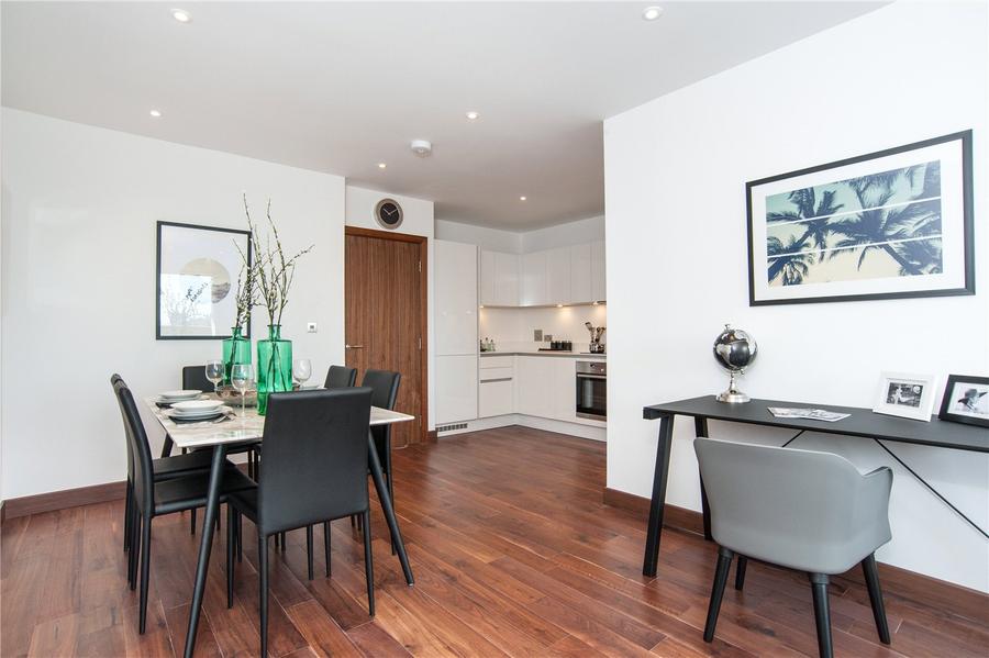 3 bedroom Flat to rent in Beaufort Court-view4