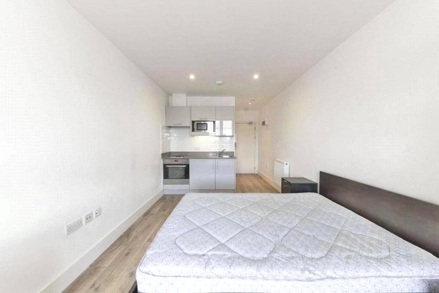 Flat to rent in Kilburn High Road-view1