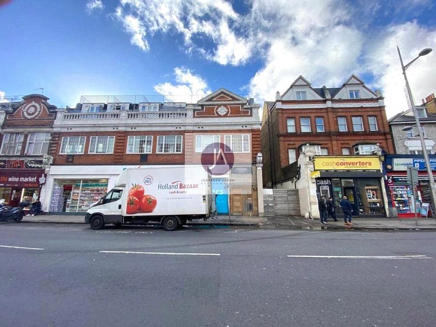 Flat to rent in Kilburn High Road-view4