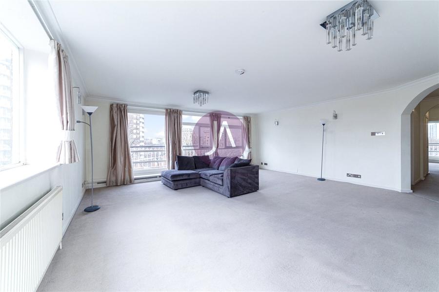 3 bedroom Flat to rent in Walsingham-view2