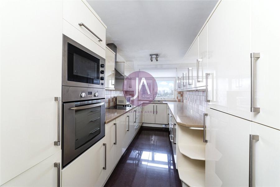 3 bedroom Flat to rent in Walsingham-view5