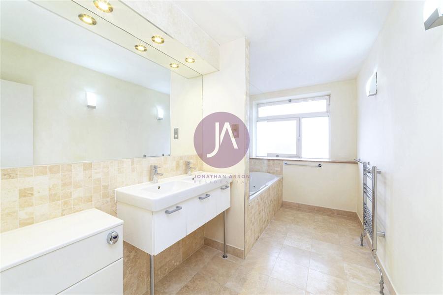3 bedroom Flat to rent in Walsingham-view9