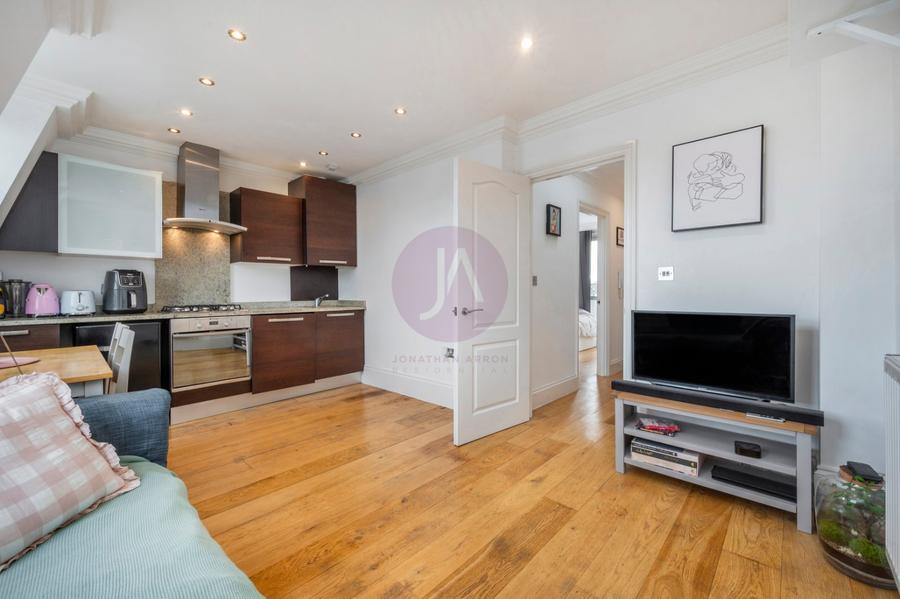 1 bedroom Flat to rent in Kentish Town Road-view4