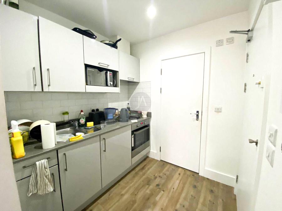 Flat to rent in Kilburn High Road-view3