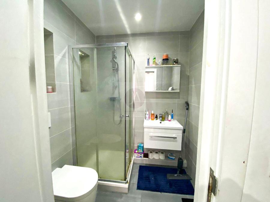 Flat to rent in Kilburn High Road-view4