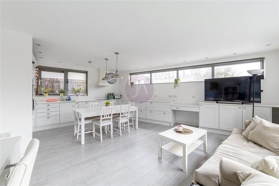 2 bedroom Flat to rent in Mill Lane-view4