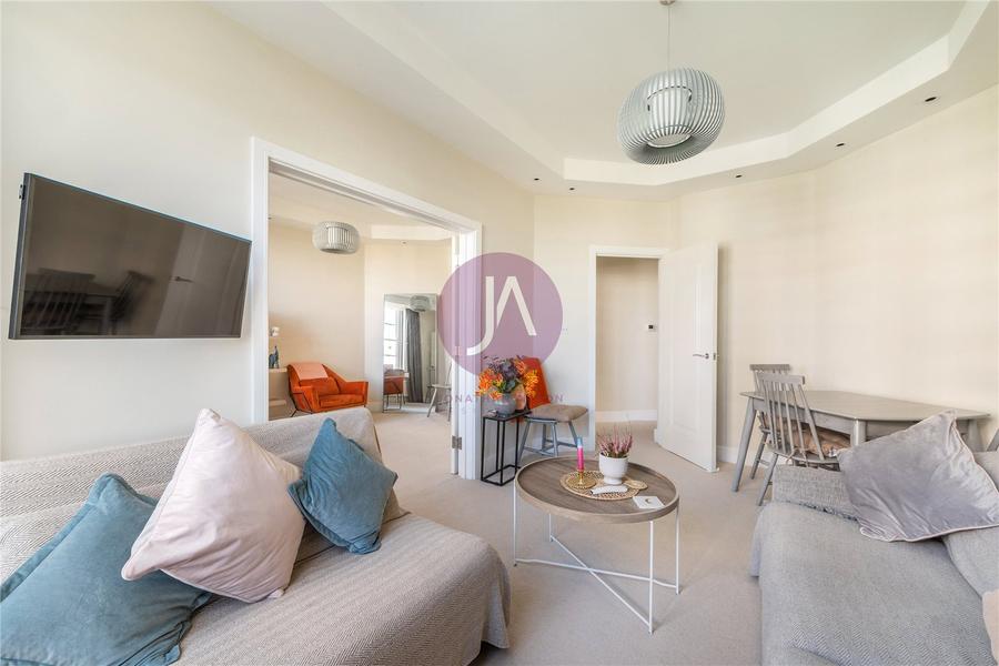 2 bedroom Flat to rent in Grove End House-view8