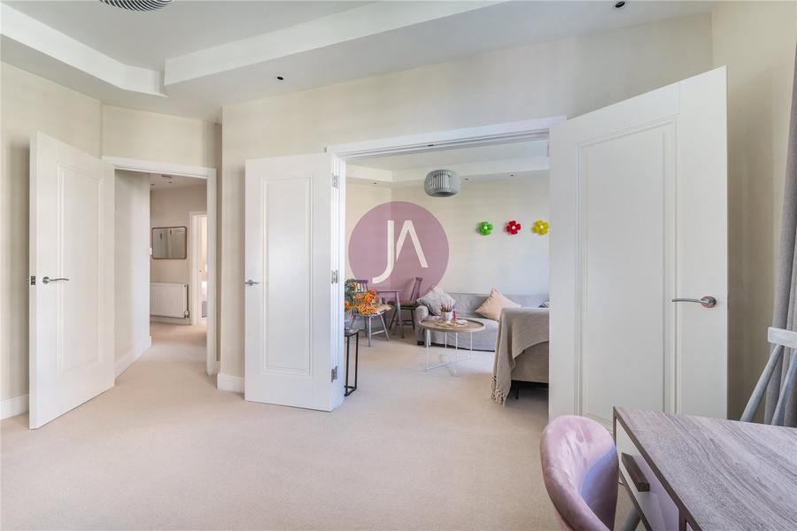 2 bedroom Flat to rent in Grove End House-view9