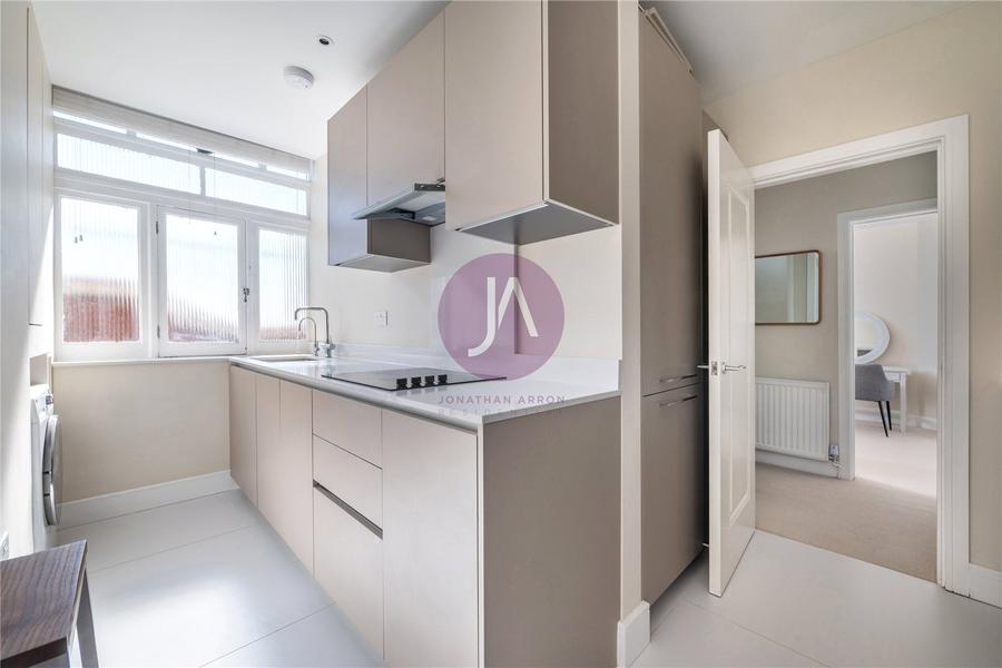 2 bedroom Flat to rent in Grove End House-view13