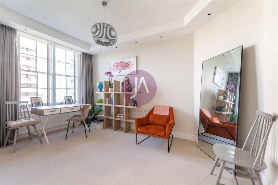 2 bedroom Flat to rent in Grove End House-view4