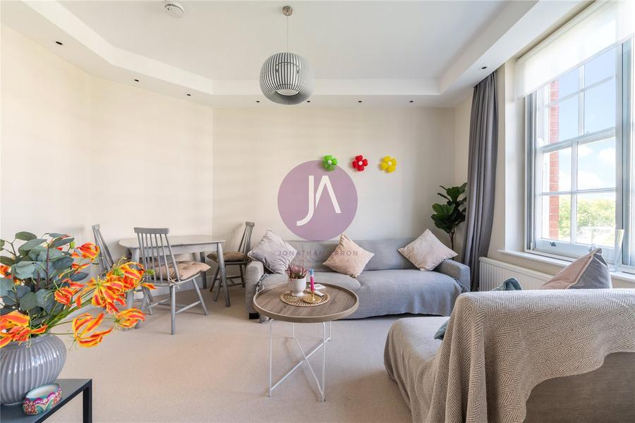 2 bedroom Flat to rent in Grove End House-view10