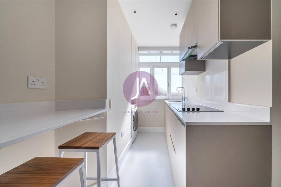 2 bedroom Flat to rent in Grove End House-view3