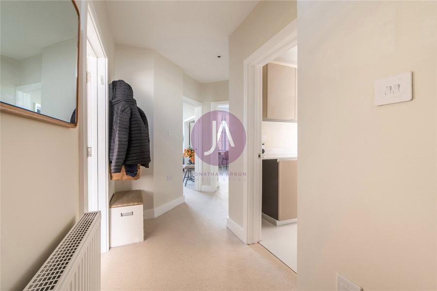 2 bedroom Flat to rent in Grove End House-view14