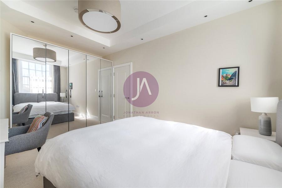 2 bedroom Flat to rent in Grove End House-view12
