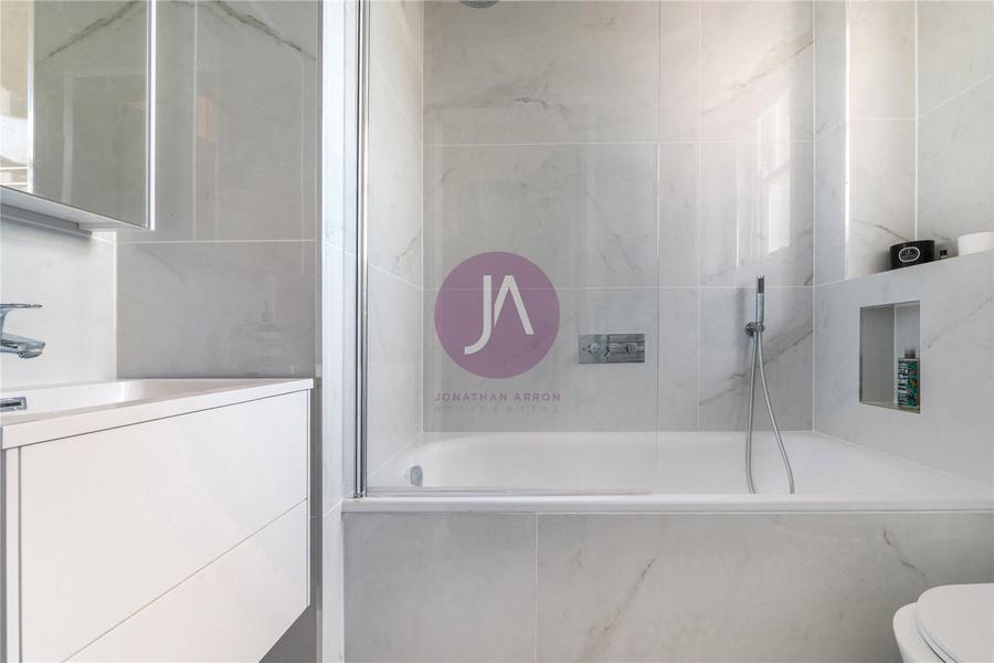 2 bedroom Flat to rent in Grove End House-view6