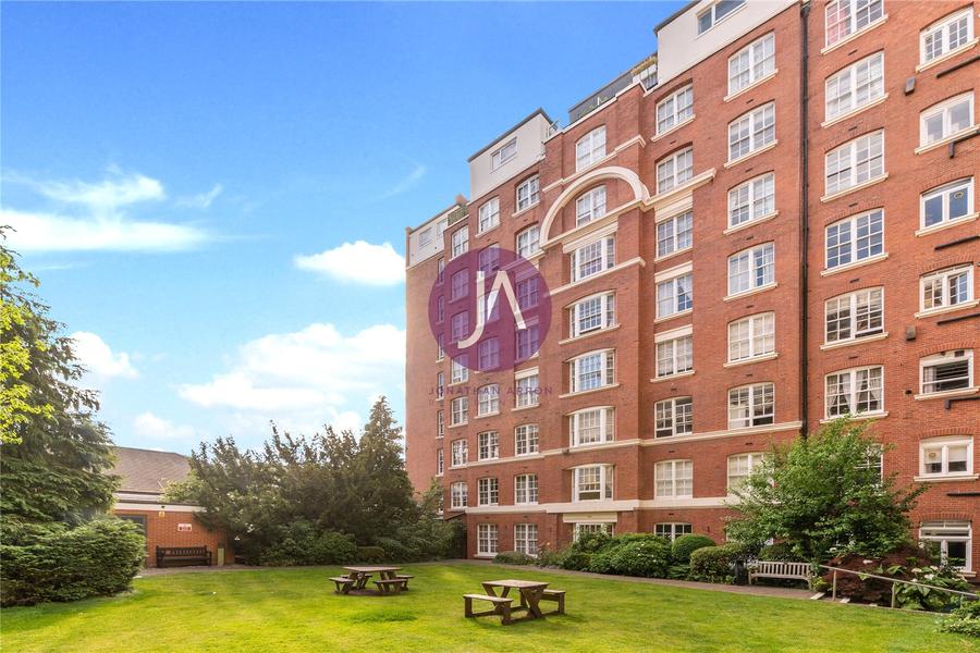 2 bedroom Flat to rent in Grove End House-view11