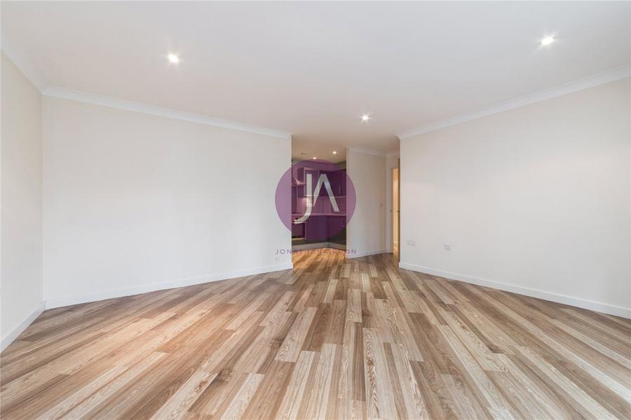 2 bedroom Flat to rent in Gray Court-view11