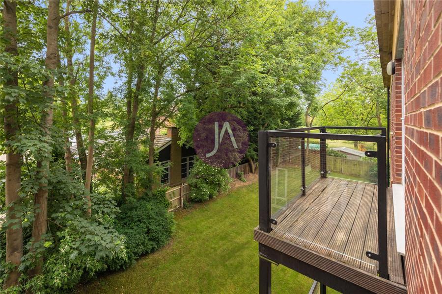 2 bedroom Flat to rent in Gray Court-view6