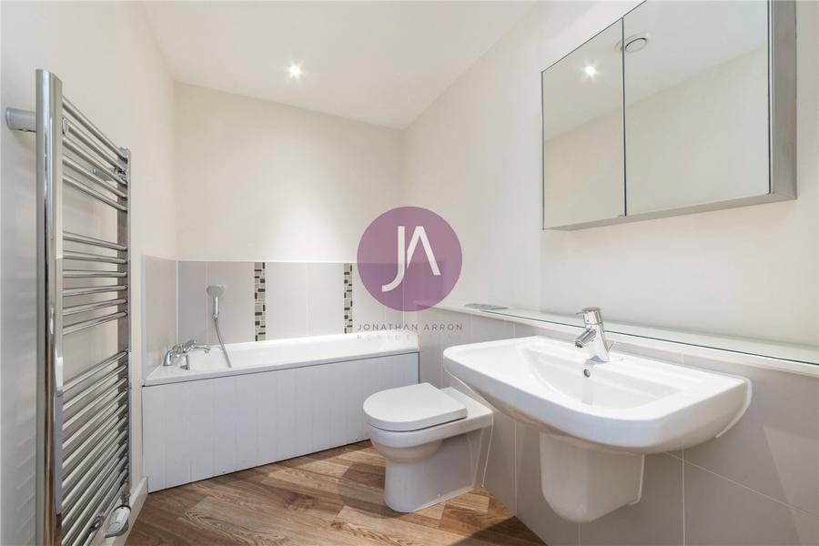 2 bedroom Flat to rent in Gray Court-view5