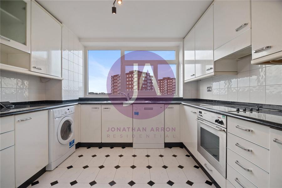 3 bedroom Flat to rent in Walsingham-view3
