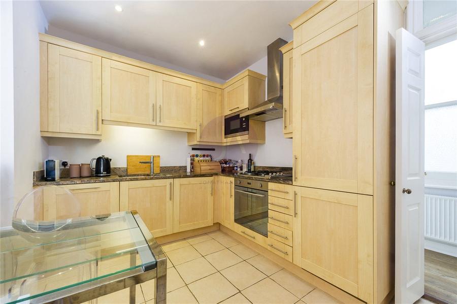2 bedroom Flat to rent in Lauderdale Mansions-view3