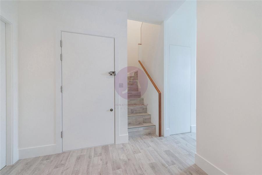 3 bedroom Flat, Maisonette to rent in Fernhead Road-view11