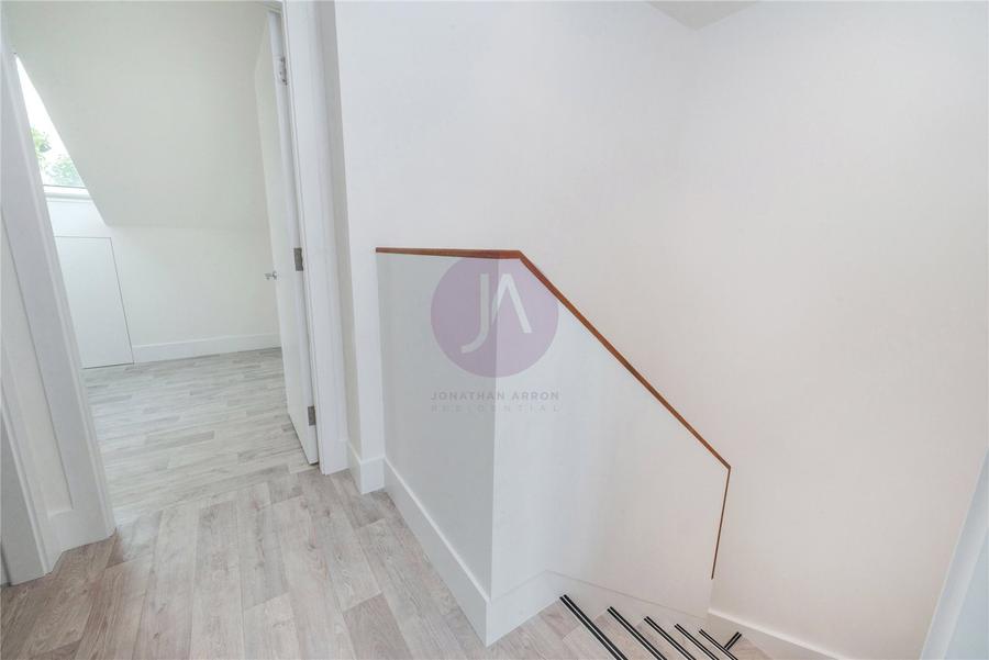 3 bedroom Flat, Maisonette to rent in Fernhead Road-view12