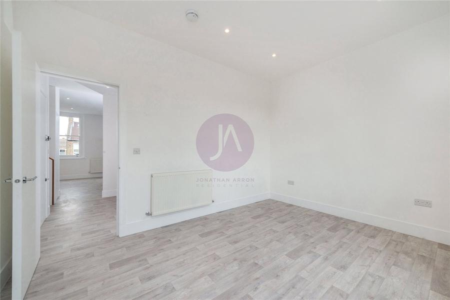 3 bedroom Flat, Maisonette to rent in Fernhead Road-view9