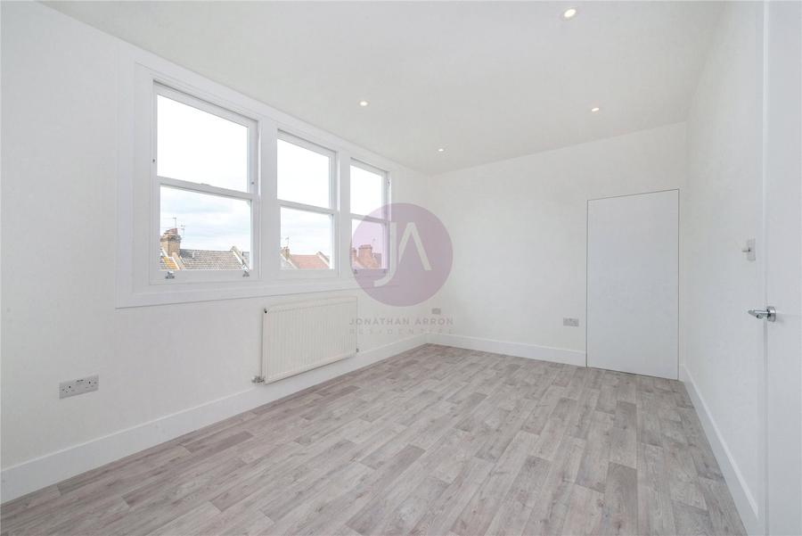3 bedroom Flat, Maisonette to rent in Fernhead Road-view4